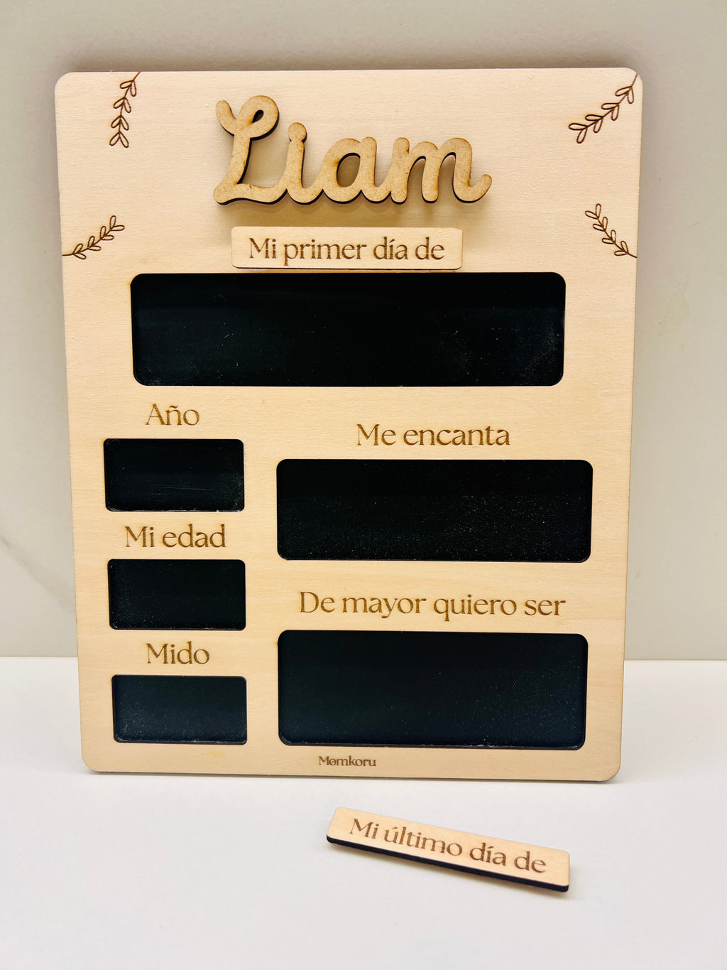 Pizarra vuelta al cole personalizada madera con nombre Liam en relieve y piezas intercambiables primer y último día