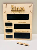 Pizarra vuelta al cole personalizada madera con nombre Liam en relieve y piezas intercambiables primer y último día