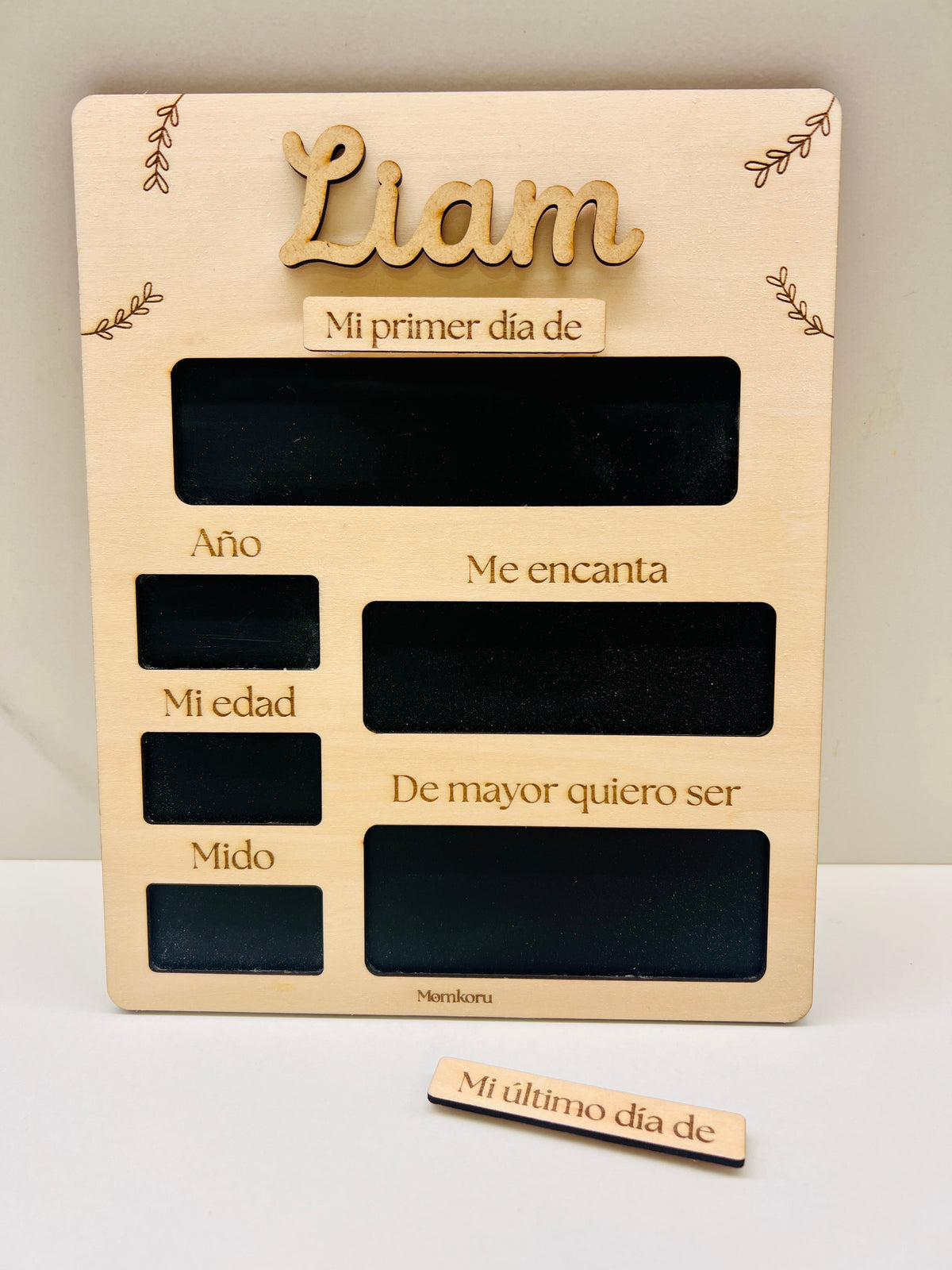 Pizarra vuelta al cole personalizada madera con nombre Liam en relieve y piezas intercambiables primer y último día