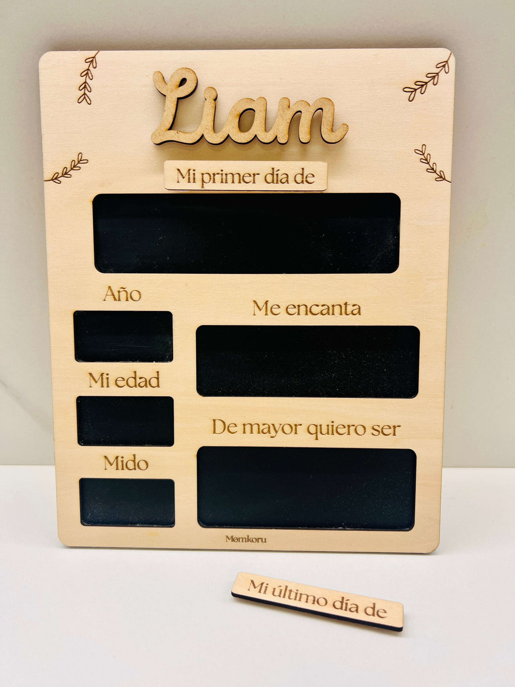 Pizarra vuelta al cole personalizada madera con nombre Liam en relieve y piezas intercambiables primer y último día