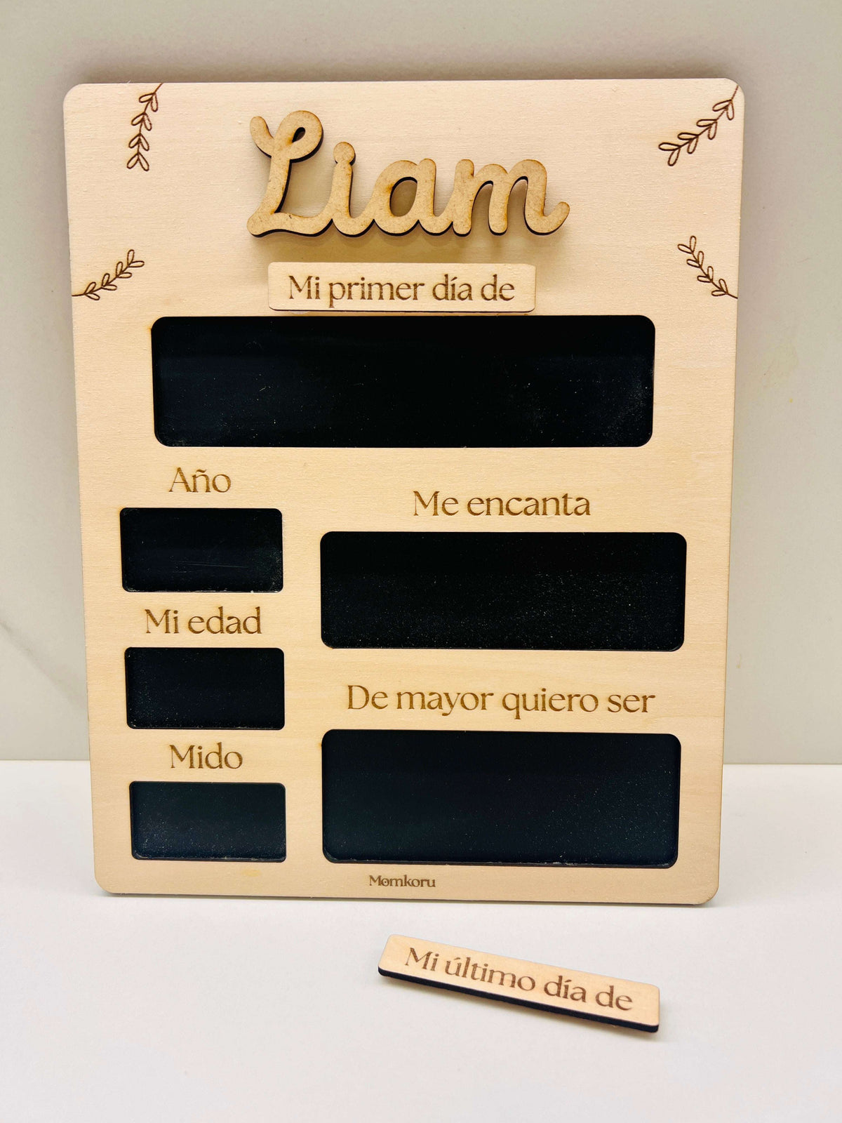Pizarra vuelta al cole personalizada madera con nombre Liam en relieve y piezas intercambiables primer y último día