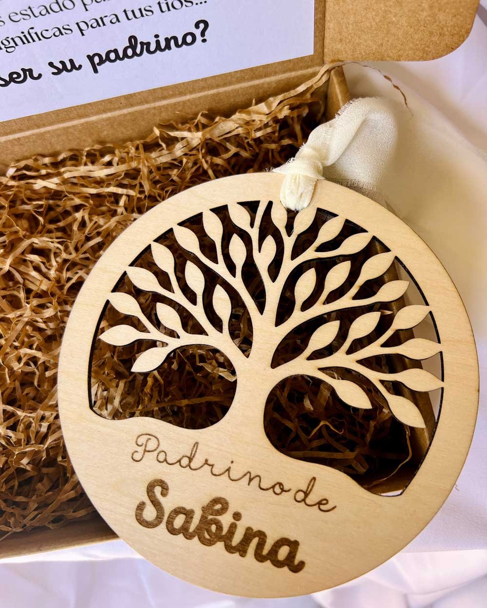 caja regalo madrina con arbol de la vida de madera y nombre del peque
