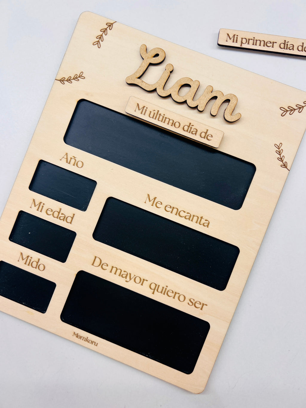 Cartel madera primer día de colegio personalizado con nombre en relieve - vista frontal con pieza primer día