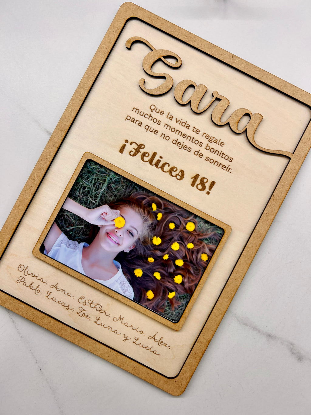 Marco personalizado 18 cumpleaños madera con nombre Sara en relieve, foto y dedicatoria grabada - vista frontal