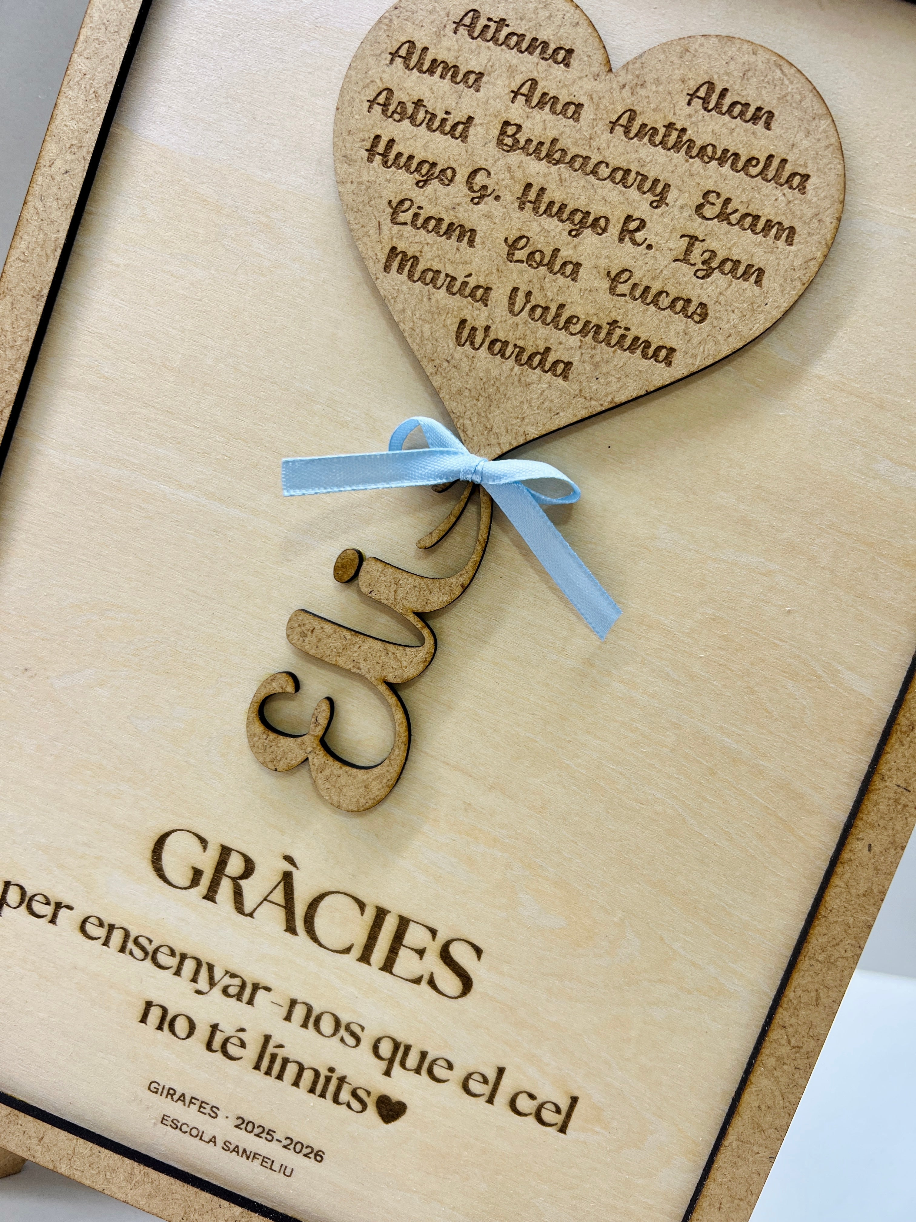 Cuadro corazón personalizado para profe en madera con nombre en relieve y nombres de los niños grabados - regalo fin de curso