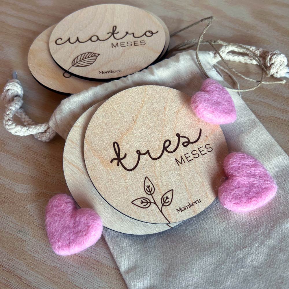 Placa cumple mes bebé en madera con número del mes personalizado