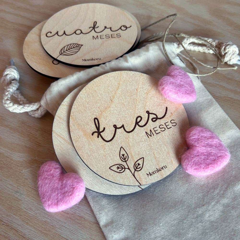 Placa cumple mes bebé en madera con número del mes personalizado
