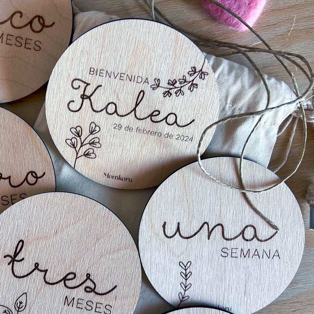 Placas cumple mes bebé de madera natural — detalle con nombre grabado