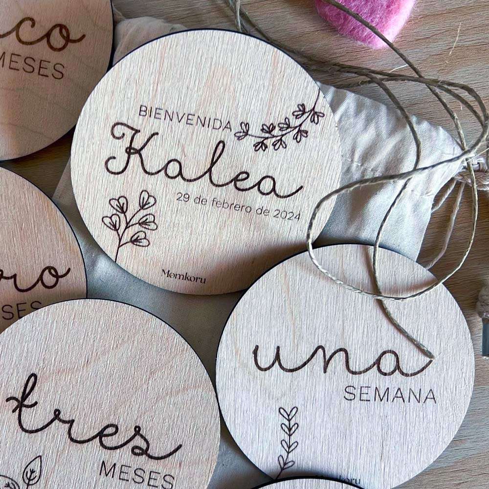 Placas cumple mes bebé de madera natural — detalle con nombre grabado