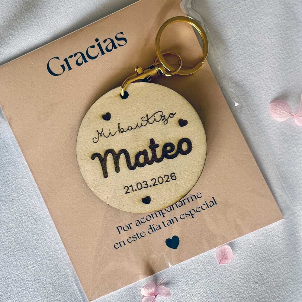 Llaveros de madera para bautizo de niño con corazones y fecha del evento.
