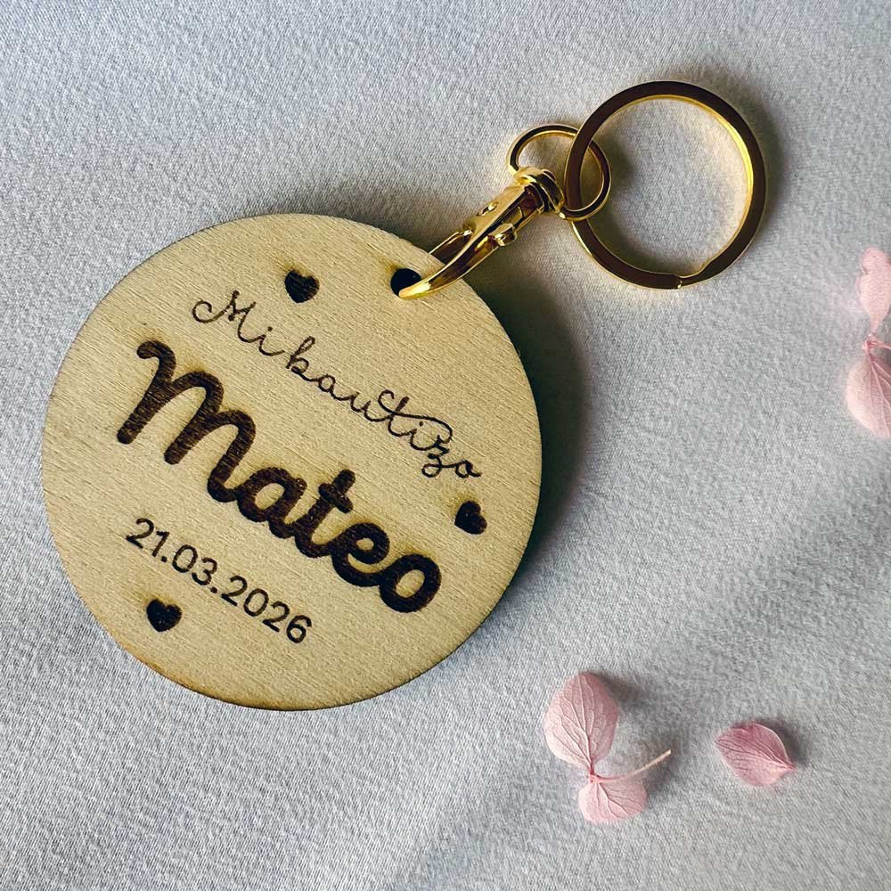 Llavero de madera circular grabado para bautizo con corazones y nombre Mateo.