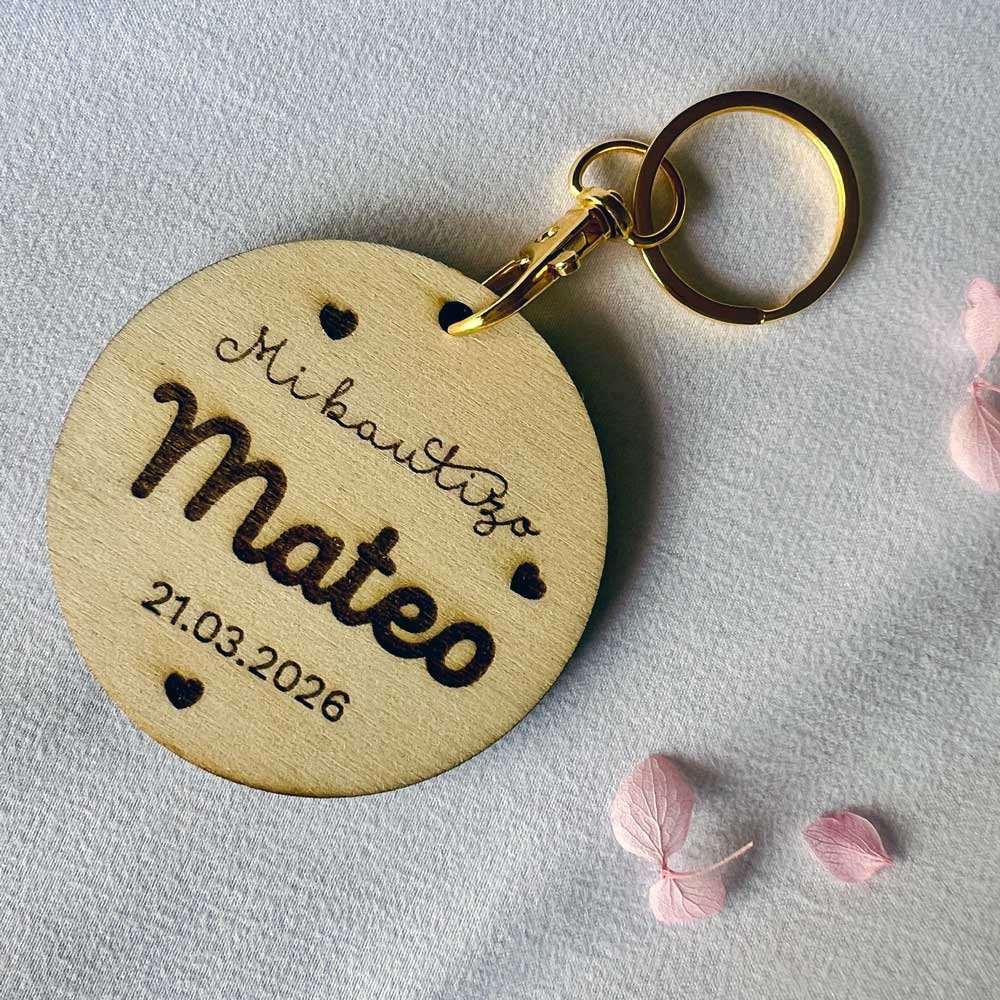 Llavero de madera circular grabado para bautizo con corazones y nombre Mateo.