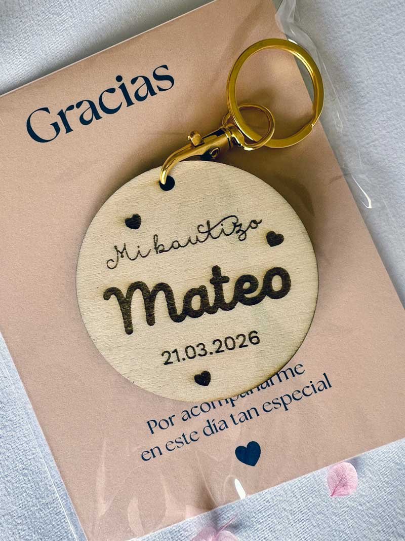 Primer plano de grabado láser en llavero de madera para bautizos.
