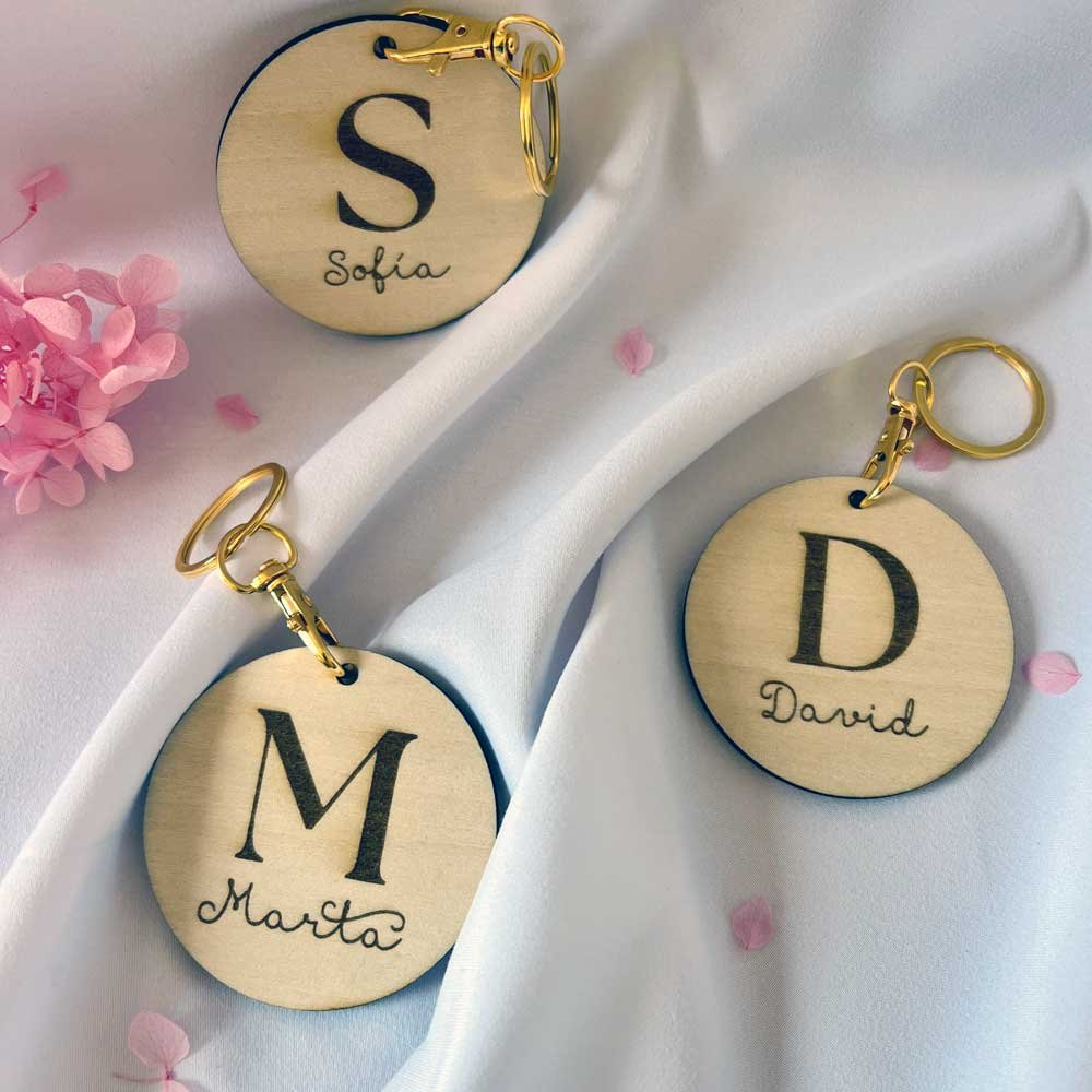 Llaveros de inicial en madera para detalles de boda, comunión, bautizo, cumpleaños personalizados.