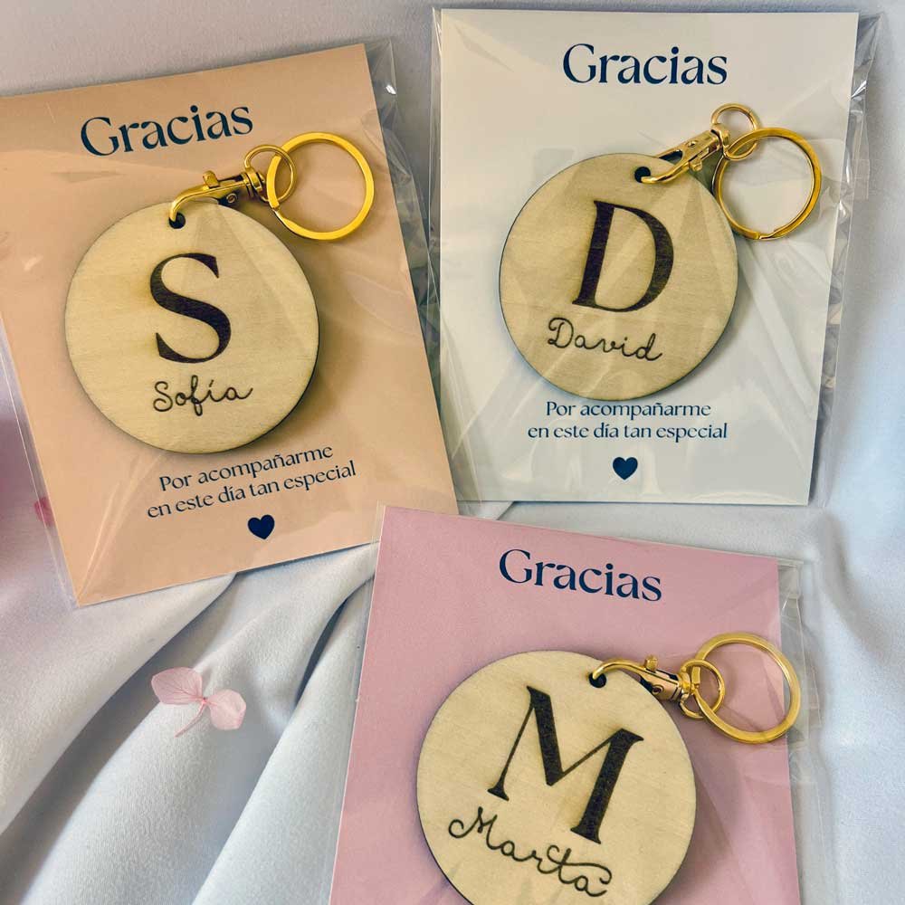 Detalles de bautizo originales: llaveros de madera grabados a mano.