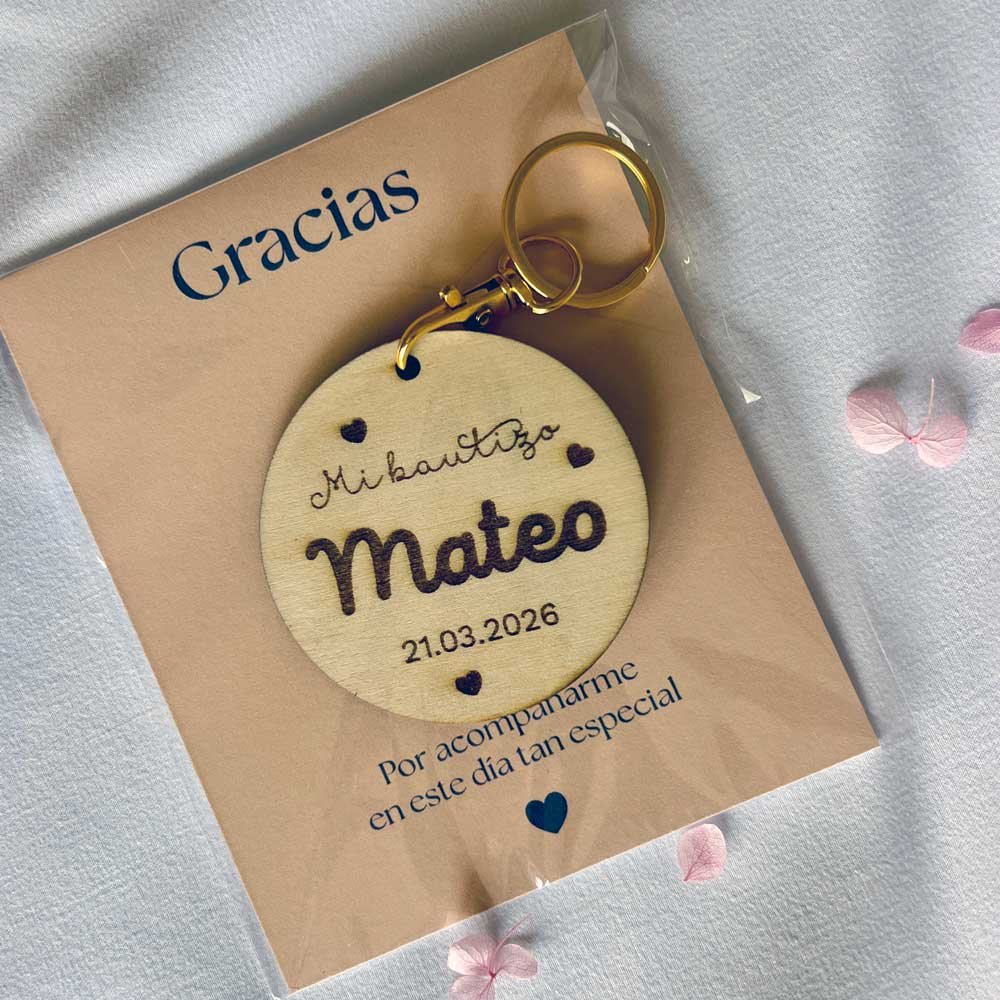 Llavero de bautizo con corazones presentado en tarjeta de agradecimiento "Gracias".