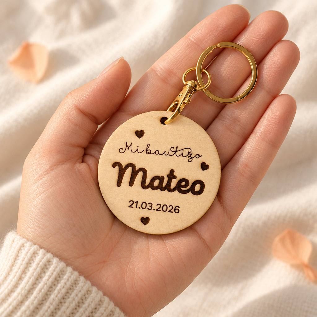 llavero circular de madera para el bautizo de mateo sostenido en la mano