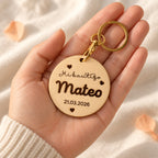 llavero circular de madera para el bautizo de mateo sostenido en la mano