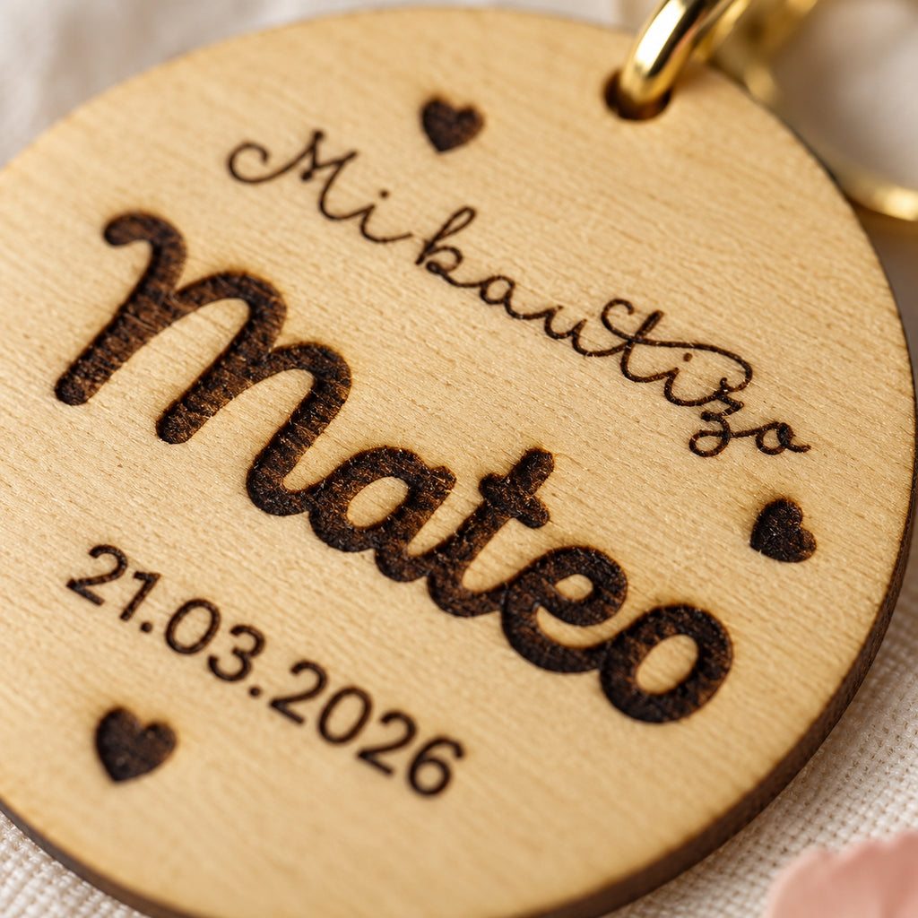 grabado de cerca del llavero para bautizo de mateo invitados