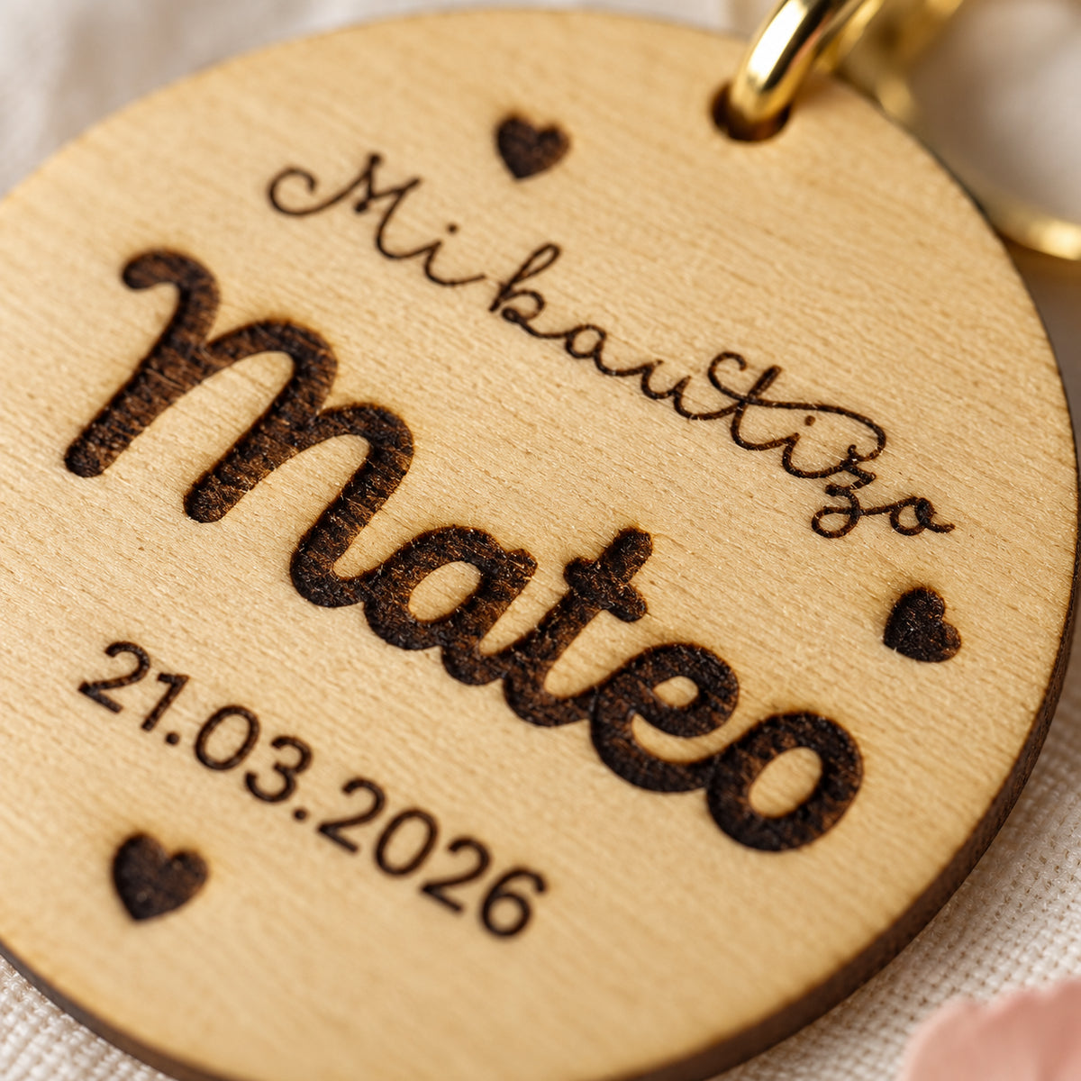 grabado de cerca del llavero para bautizo de mateo invitados