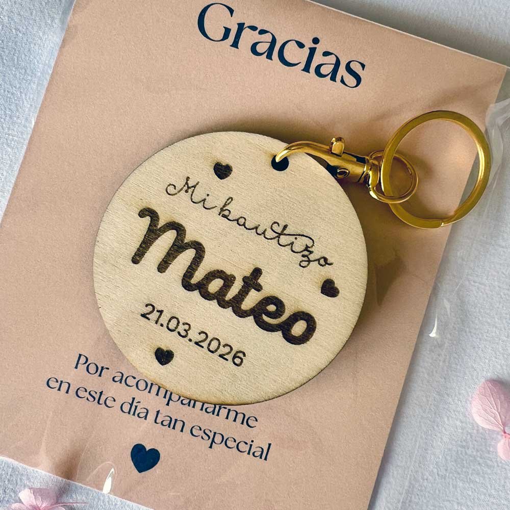 Llavero de bautizo con corazones presentado en tarjeta de agradecimiento "Gracias"