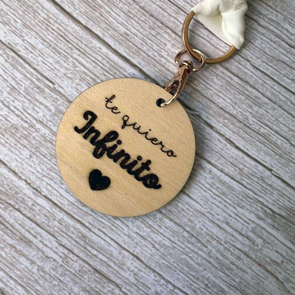 llavero pareja san valentin de madera y con cinta de seda