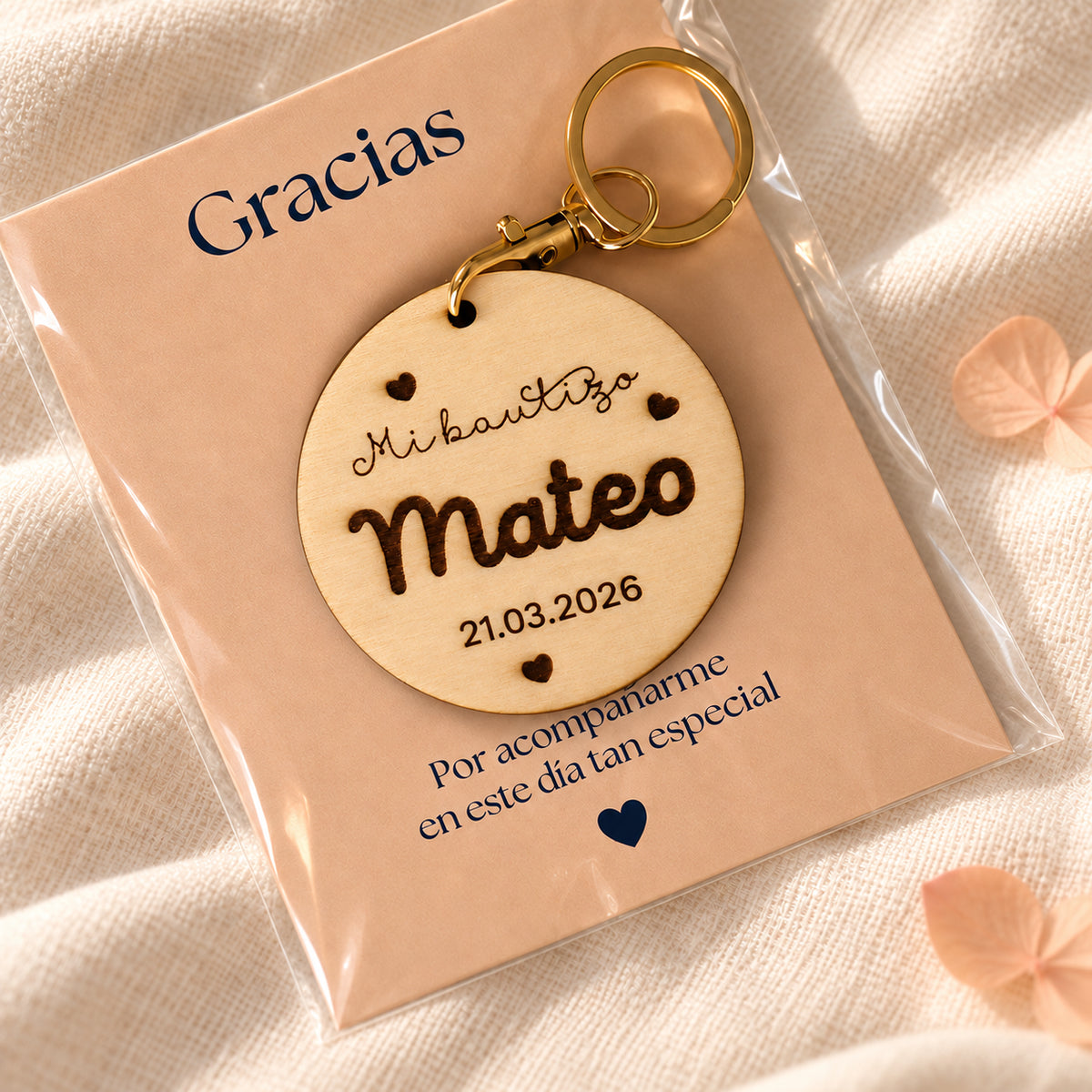 llavero personalizado para bautizo de mateo con mosqueton y anilla dorada