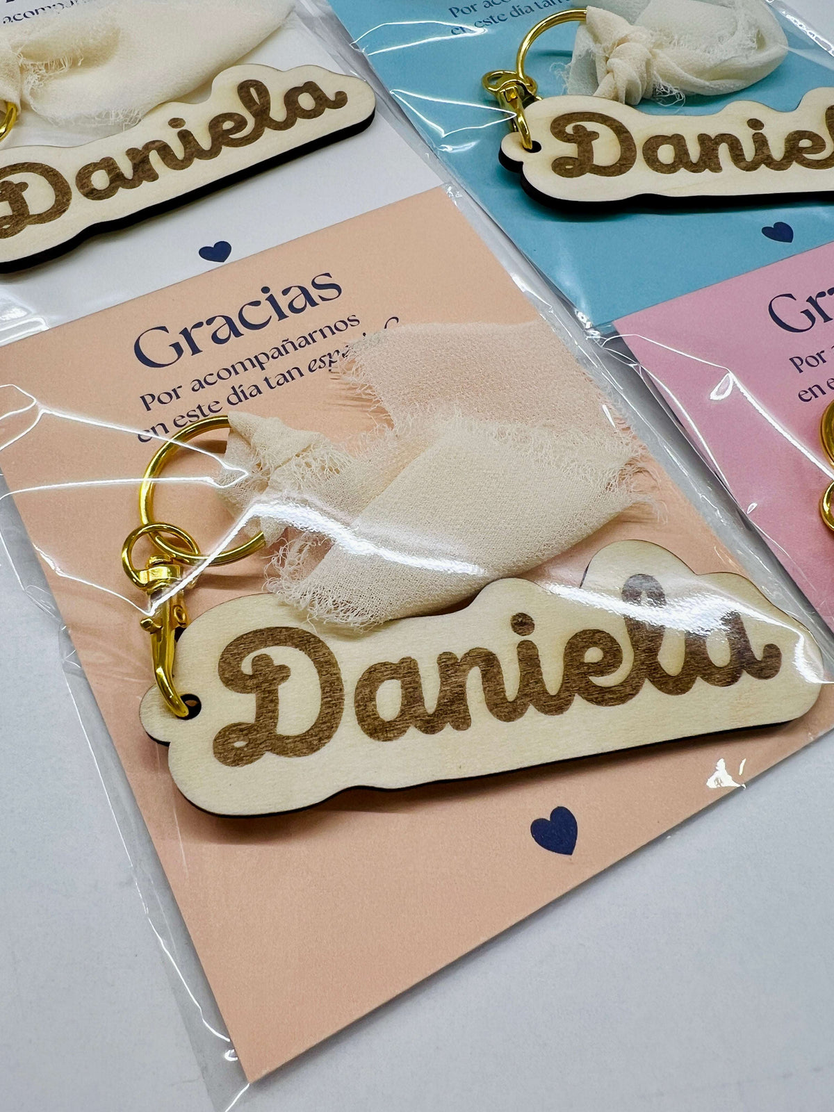Llavero personalizado madera con cinta de seda packaging tarjeta agradecimiento