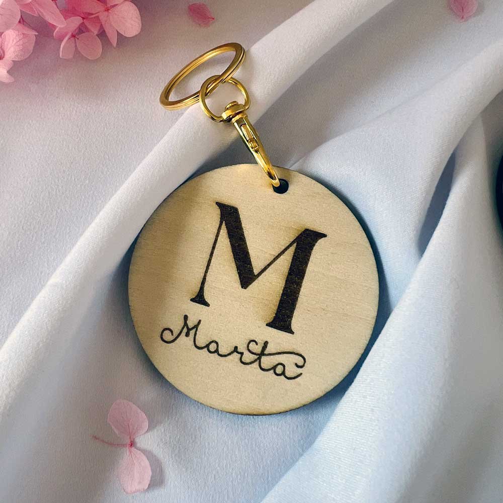 Llaveros de madera personalizados para bautizo con inicial y nombre grabado.