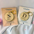 Detalles de bautizo, comunión, boda personalizados: llaveros de madera artesanales con inicial.