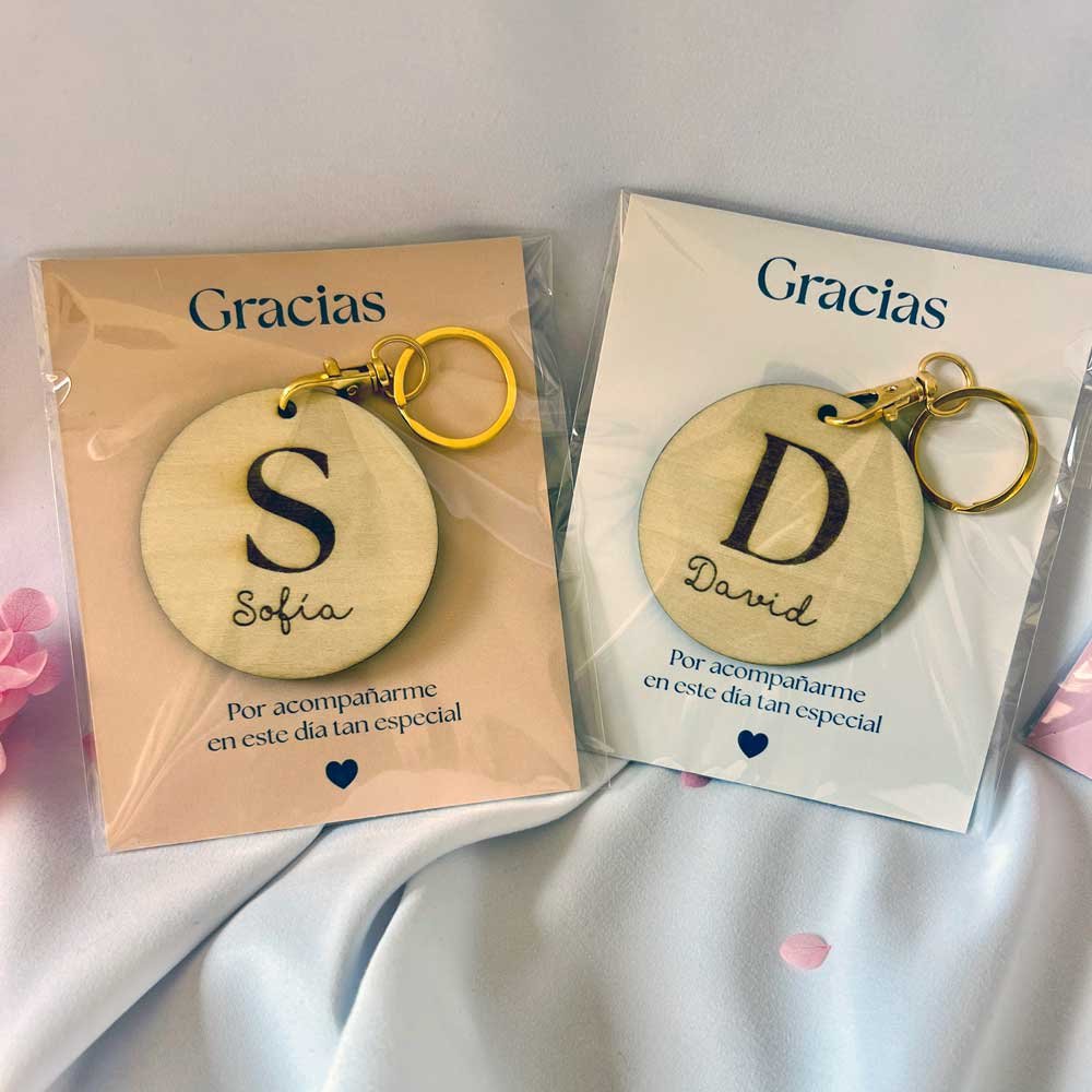 Detalles de bautizo, comunión, boda personalizados: llaveros de madera artesanales con inicial.