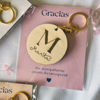 Llaveros de madera con tarjeta de agradecimiento personalizada para eventos.