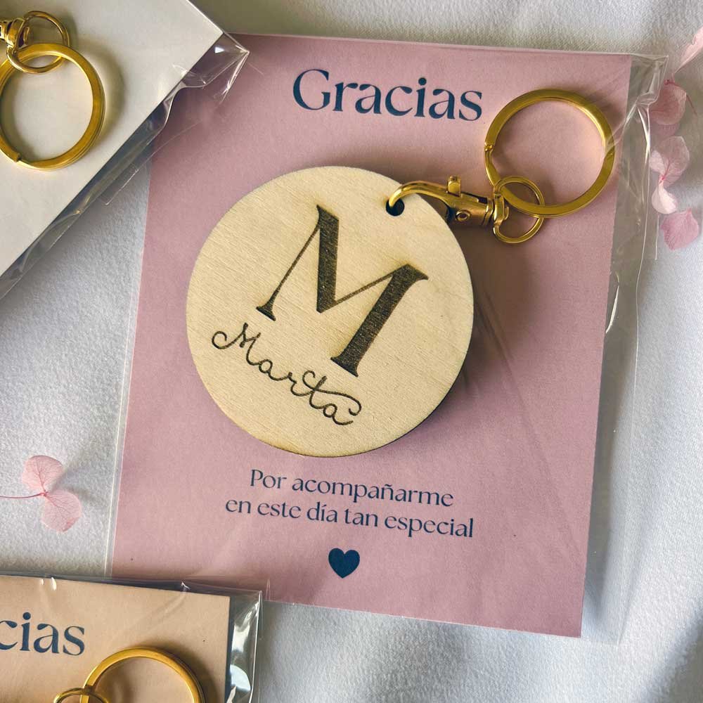 Llaveros de madera con tarjeta de agradecimiento personalizada para eventos.