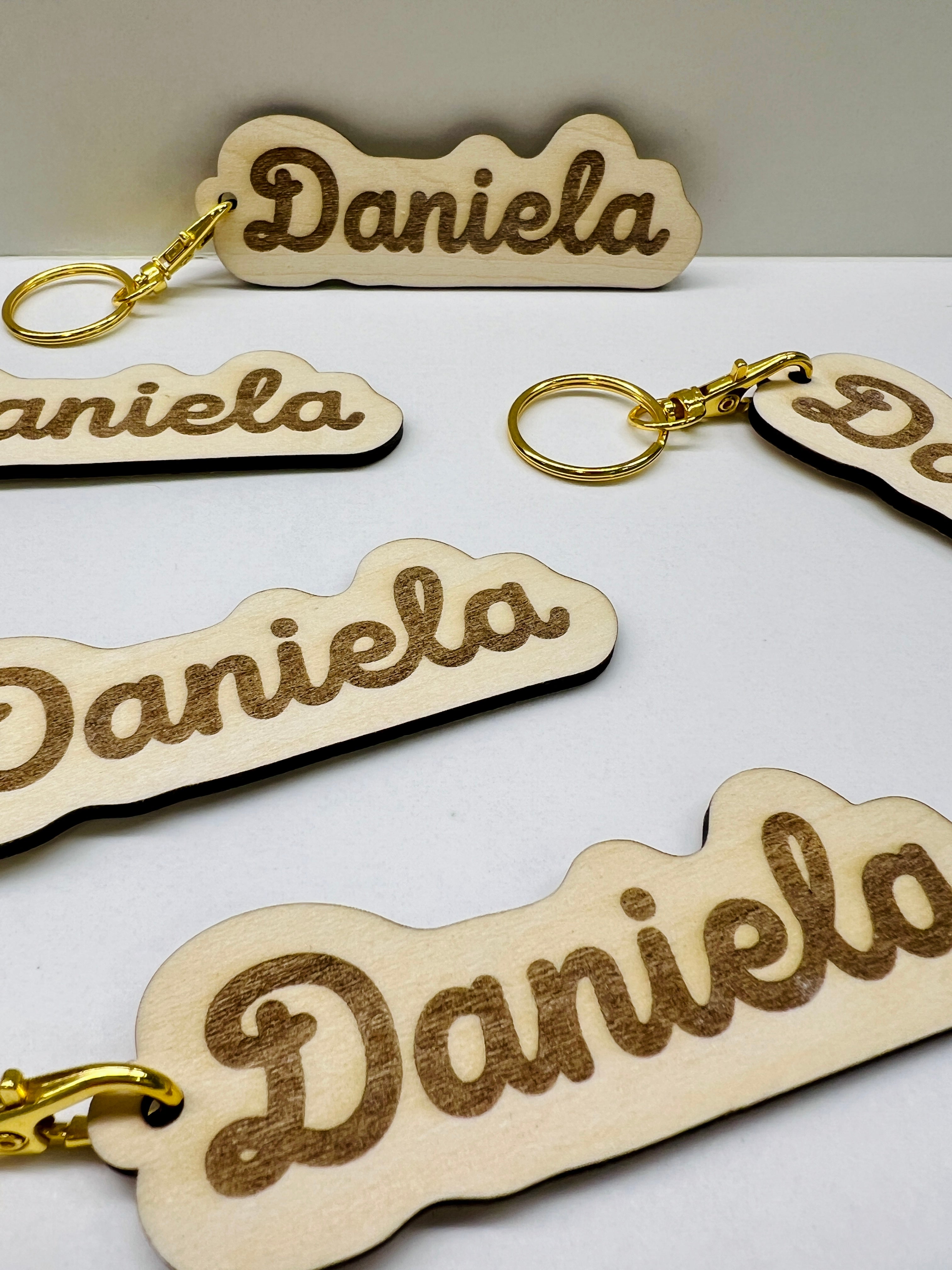 Llaveros personalizados madera detalle invitados bautizo varios colores cinta seda