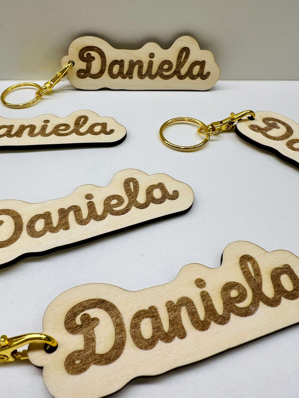Llaveros personalizados madera detalle invitados bautizo varios colores cinta seda