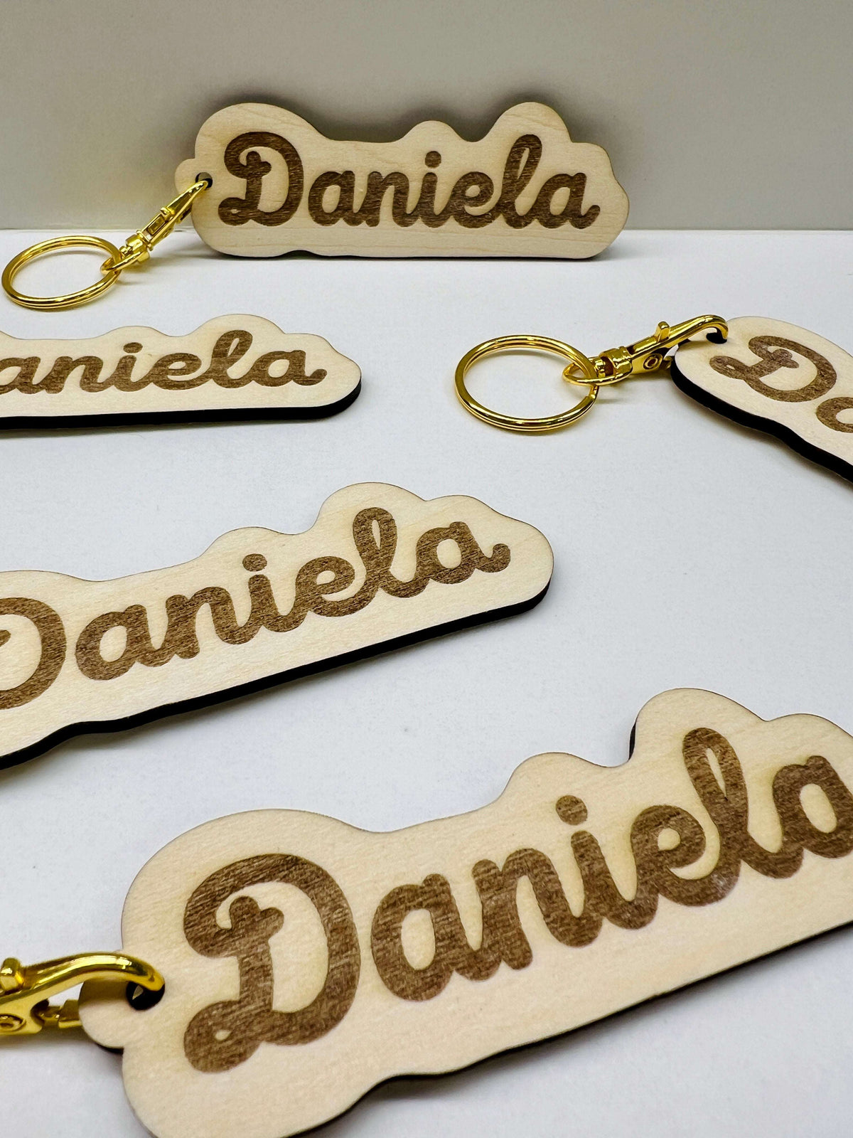 Llaveros personalizados madera detalle invitados bautizo varios colores cinta seda