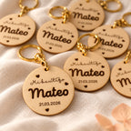 varios llaveros personalizados para los invitados del bautizo de mateo