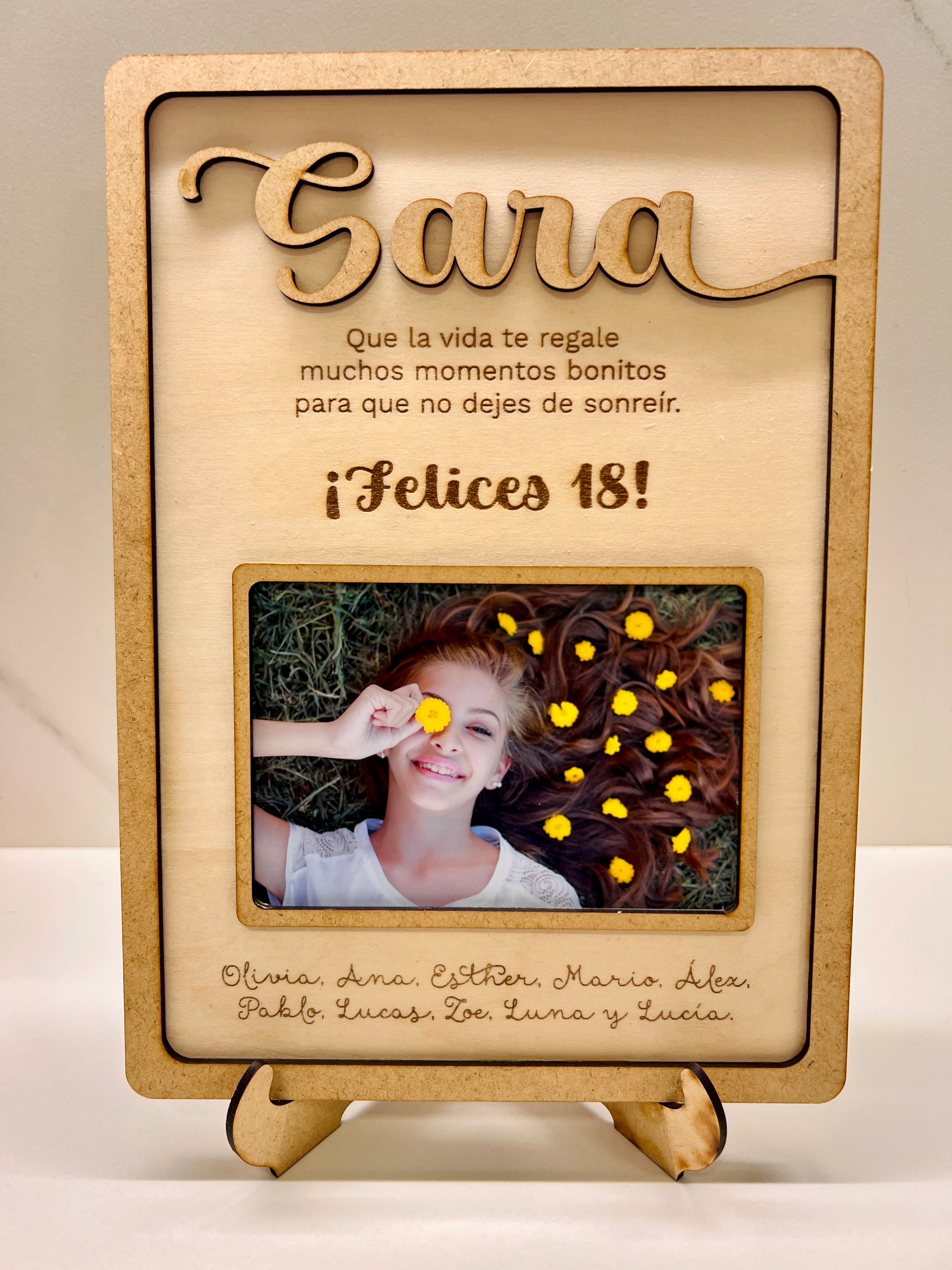 Marco 18 cumpleaños personalizado madera con foto, dedicatoria y nombres de amigos grabados con láser