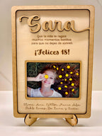 Marco 18 cumpleaños personalizado madera con foto, dedicatoria y nombres de amigos grabados con láser