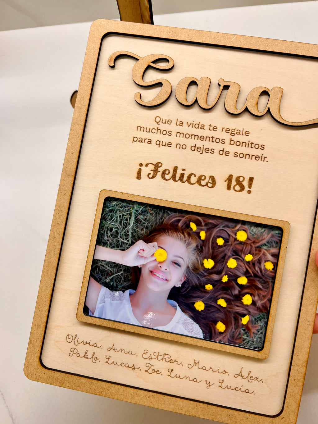 Marco personalizado cumpleaños madera con caballete trasero - detalle del nombre en relieve y foto incluida