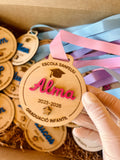Medalla graduación personalizada madera con nombre Alma en rosa - Escola Sanfeliu Graduació Infantil 2023-2026