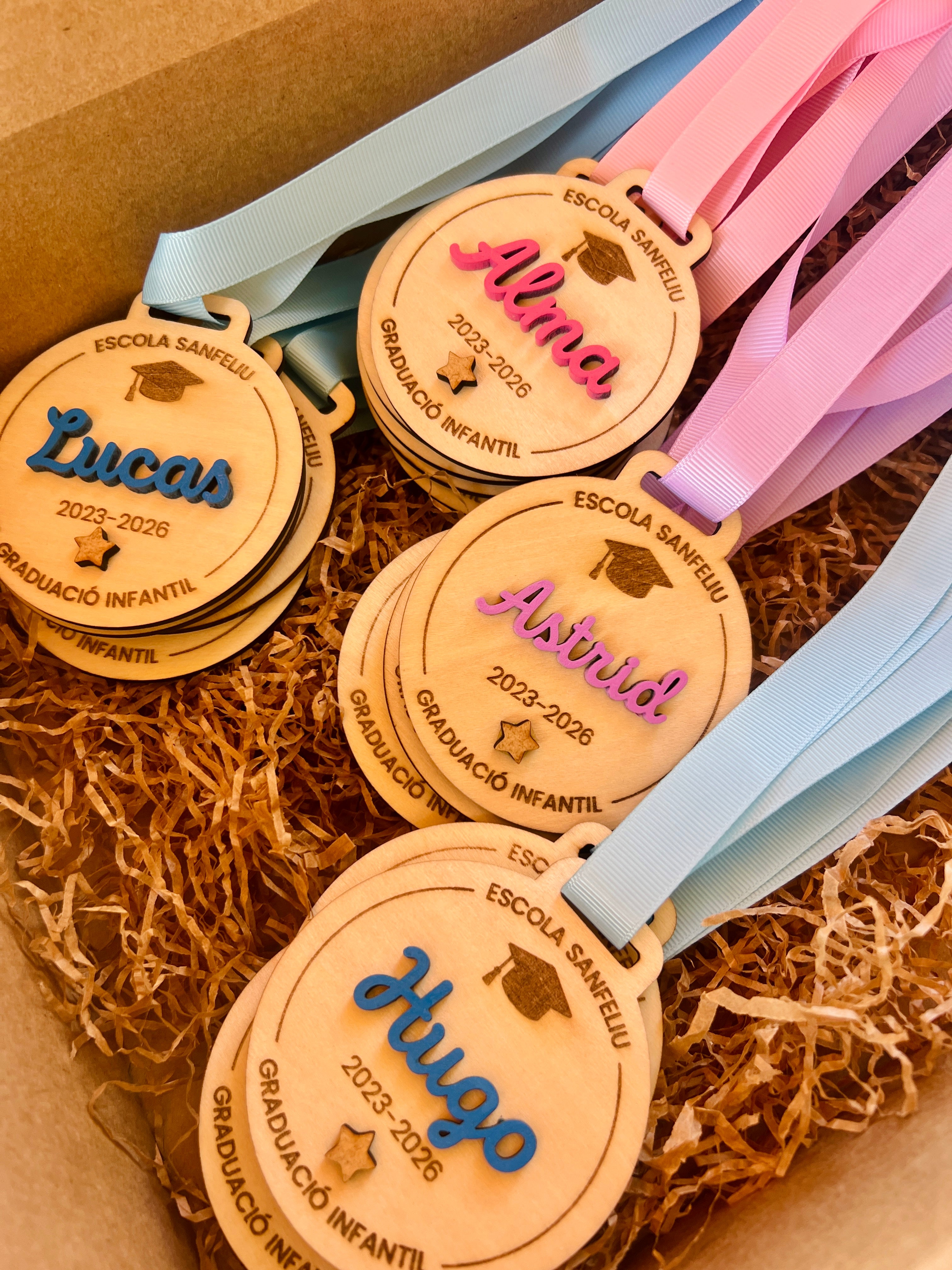 Medallas graduación infantil personalizadas madera con nombres Lucas, Alma, Astrid y Hugo