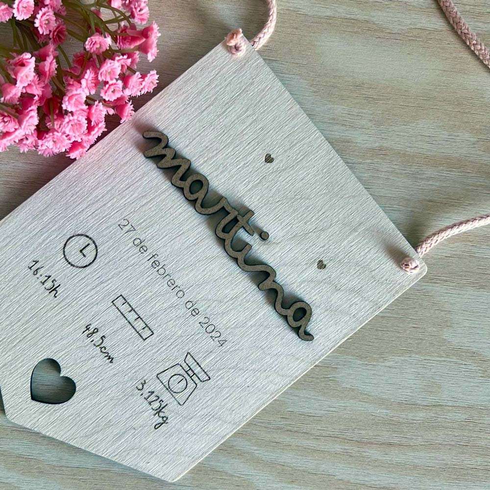 Natalicio de madera con relieve personalizado con nombre — vista lateral