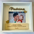Cuadro personalizado para padrino con nombre en relieve de madera, fotografía de bebé y frase de agradecimiento en marco blanco con profundidad.