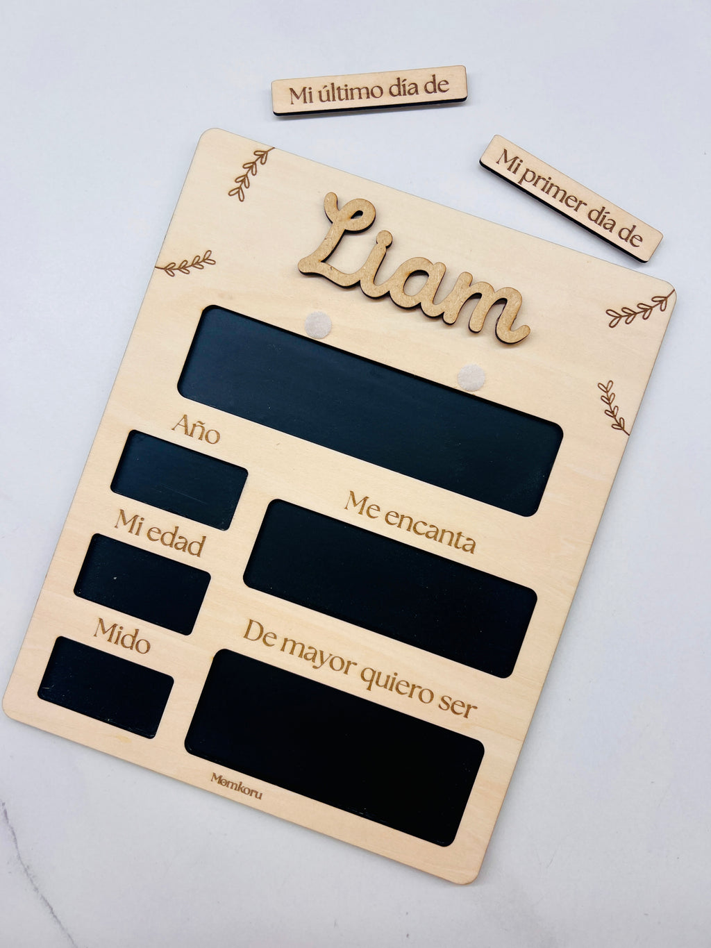 Pizarra personalizada vuelta al cole con pieza intercambiable - detalle de cómo se coloca en el cartel
