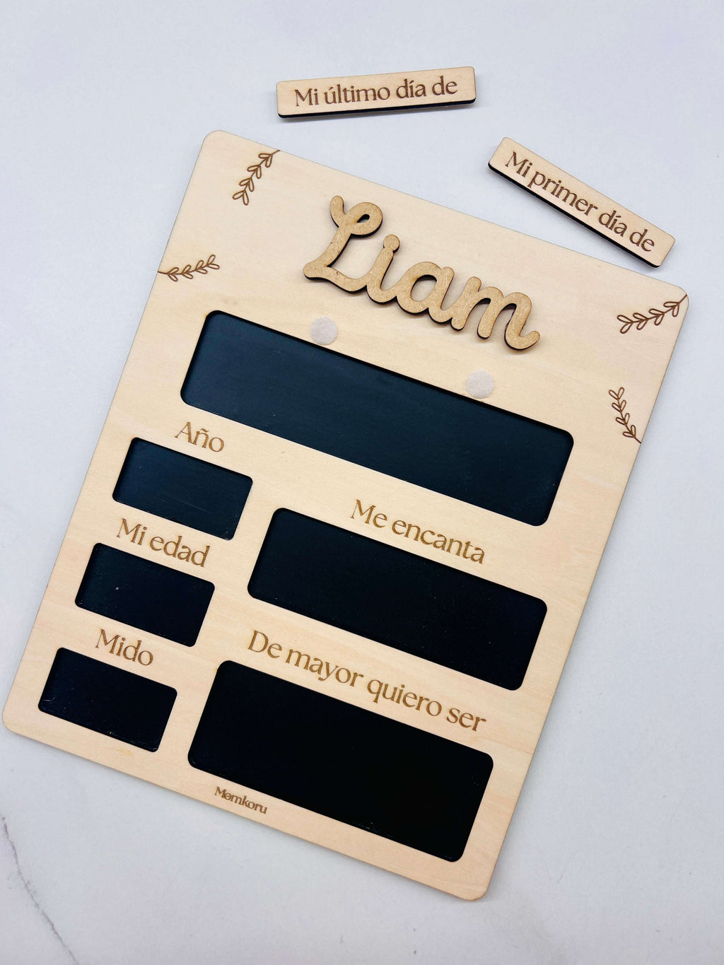 Pizarra personalizada vuelta al cole con pieza intercambiable - detalle de cómo se coloca en el cartel