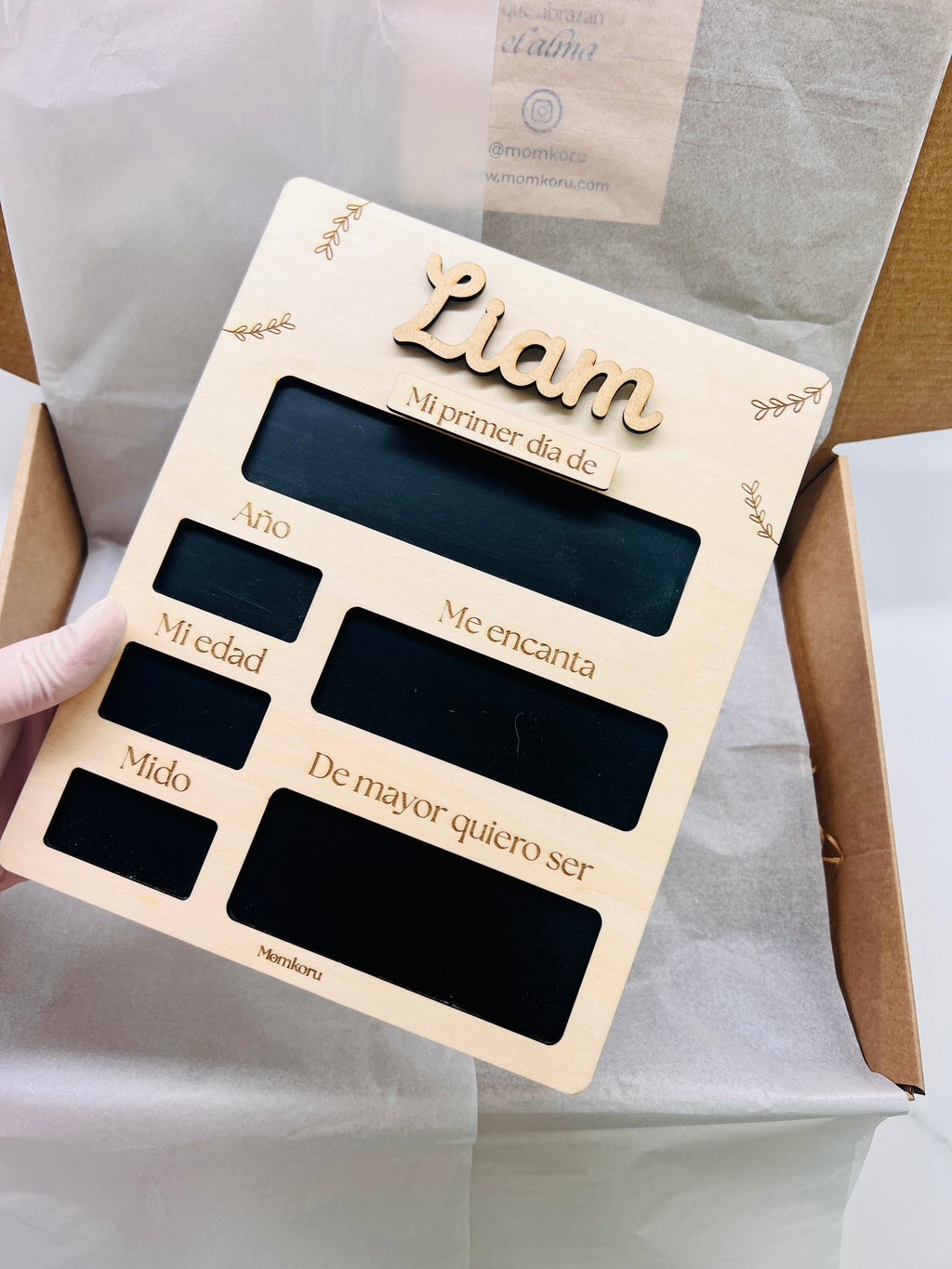Cartel primer día de cole madera personalizado unboxing Momkoru - presentación en caja con papel de seda
