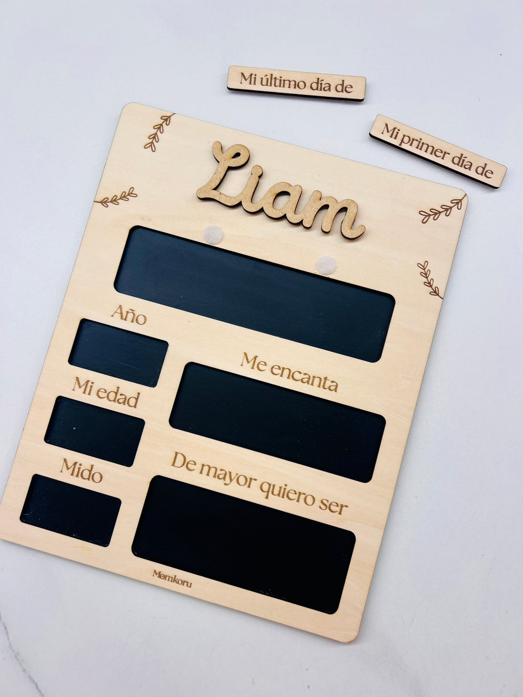 Pizarra vuelta al cole personalizada madera con nombre en relieve y secciones de tiza - vista completa