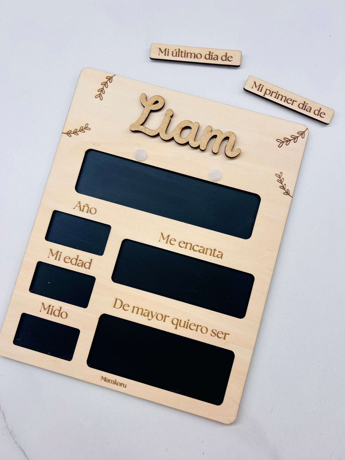 Pizarra vuelta al cole personalizada madera con nombre en relieve y secciones de tiza - vista completa