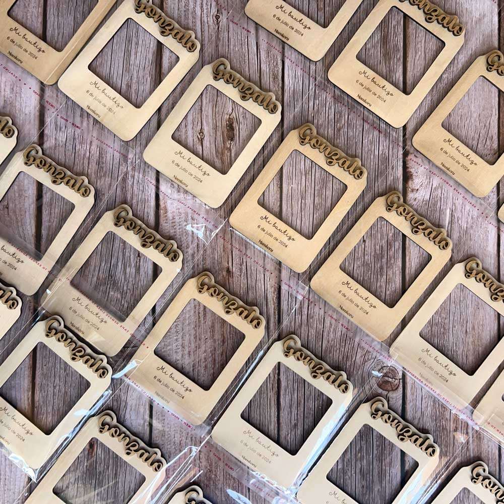 Portafotos bautizo relieve personalizado — detalle del nombre grabado en madera
